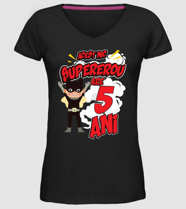 Acest mic supererou are 5 ani model negru pe tricou
