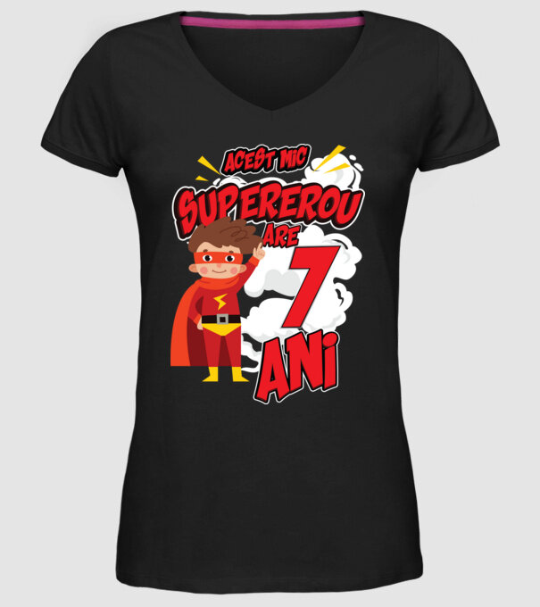 Acest mic supererou are 7 ani model negru pe tricou