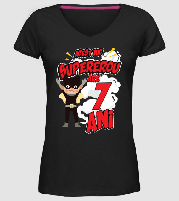 Acest mic supererou are 7 ani model negru pe tricou
