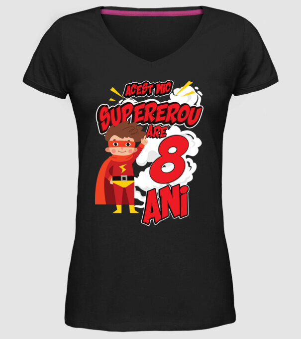Acest mic supererou are 8 ani model negru pe tricou