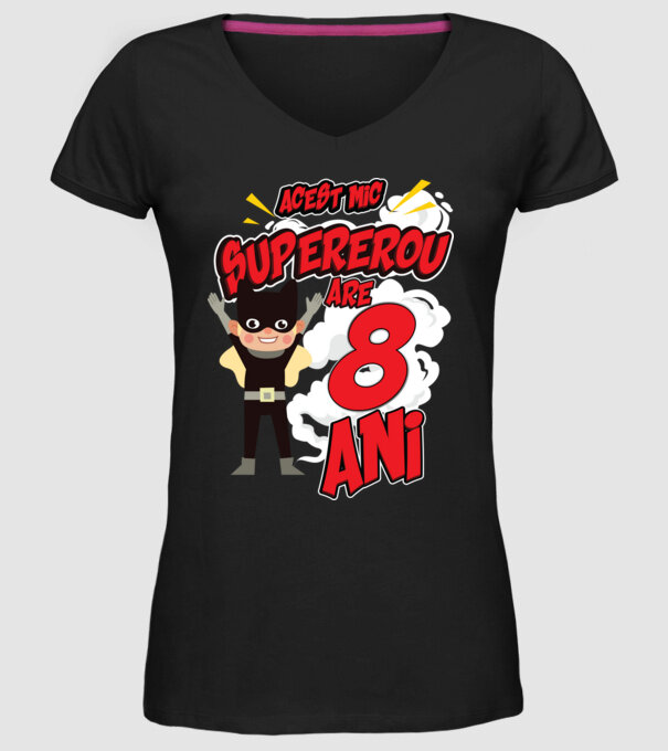 Acest mic supererou are 8 ani model negru pe tricou
