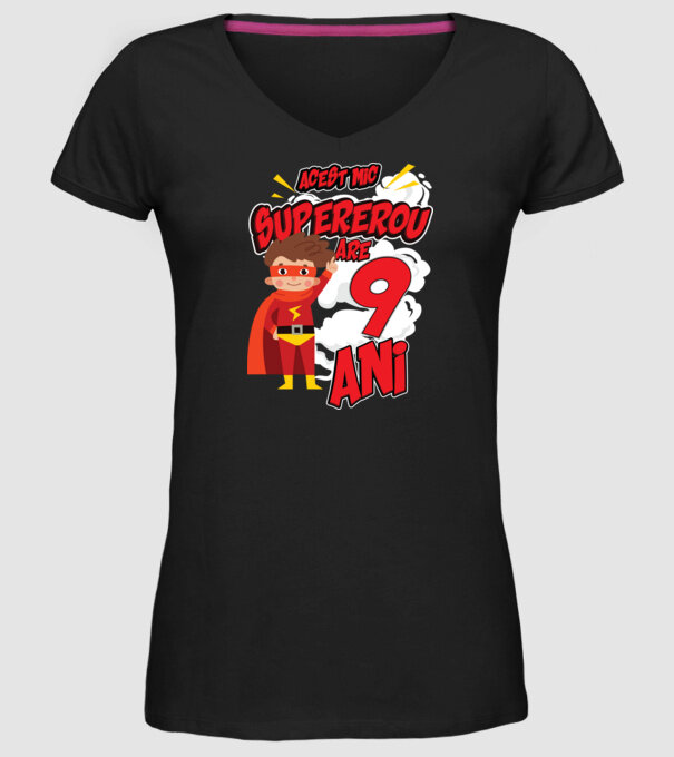 Acest mic supererou are 9 ani model negru pe tricou