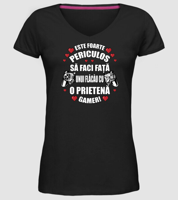 este foarte periculos să faci față unui flăcău cu o prietenă gamer! model negru pe tricou
