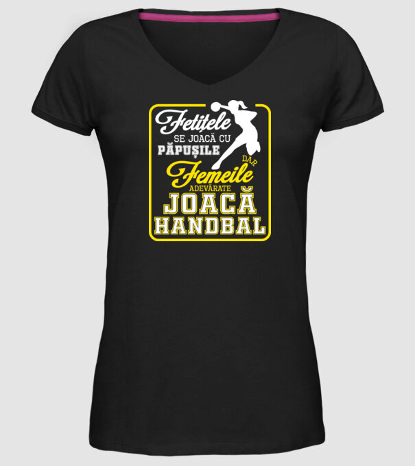 fetițele se joacă cu păpușile, dar femeile adevărate joacă handbal model negru pe tricou