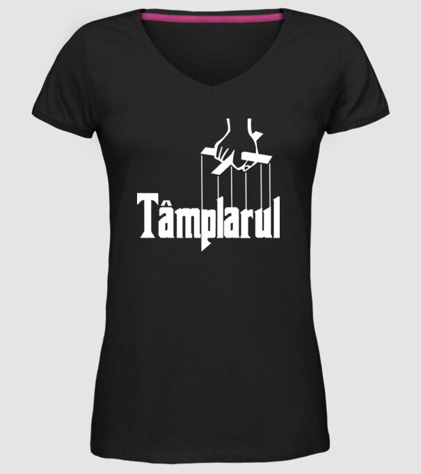 Tâmplarul model negru pe tricou