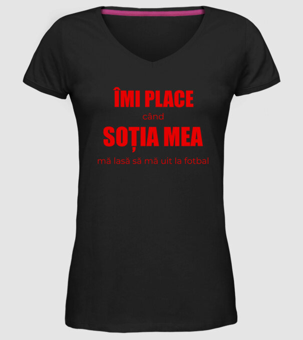 Îmi place când soția mea mă lasă să mă uit la fotbal model negru pe tricou