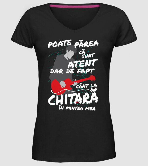 poate părea că sunt atent, dar de fapt cânt la chitară în mintea mea model negru pe tricou