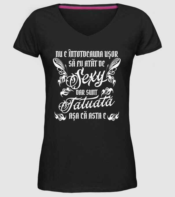Nu e întotdeauna ușor să fii atât de sexy, dar sunt tatuată, așa că asta e model negru pe tricou