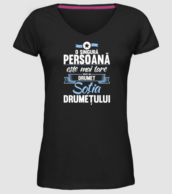 numai o persoană este mai tare decât un amator de drumeții, soția amatorului de drumeții model negru pe tricou