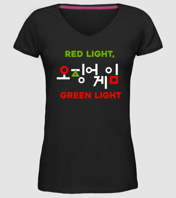 red light green light model negru pe tricou