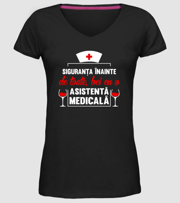 Siguranța înainte de toate, bei cu o asistentă medicală model negru pe tricou