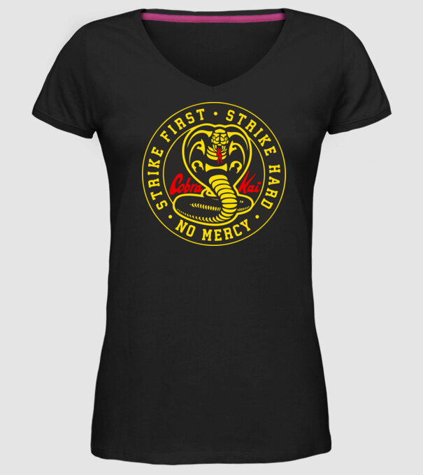 Strike first strike hard cobra kai model negru pe tricou