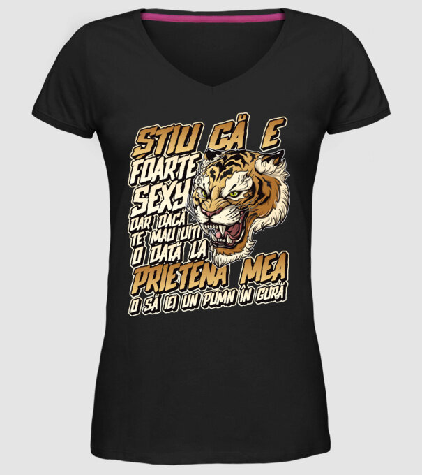 Știu că e foarte sexy, dar dacă te mai uiți o dată la prietena mea, o să iei un pumn în gură model negru pe tricou