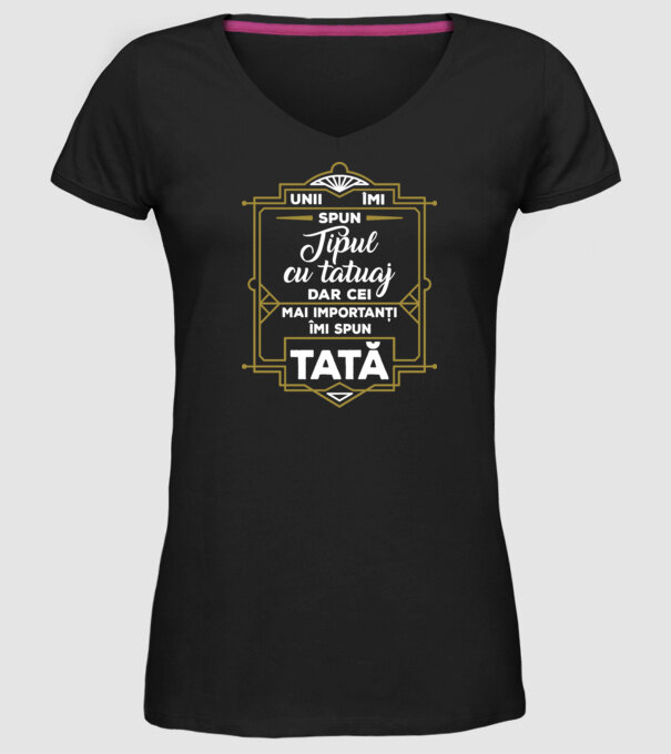 Unii îmi spun tipul cu tatuaj, dar cei mai importanți îmi spun tată model negru pe tricou