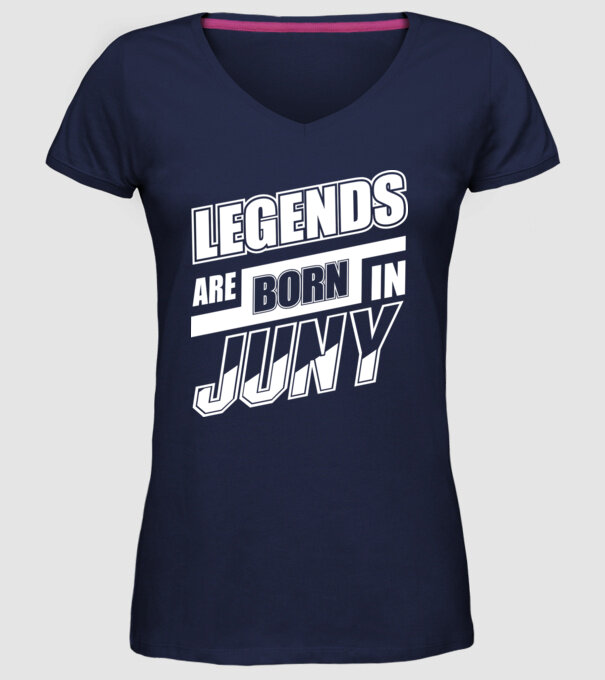 model albastru închis pe tricou