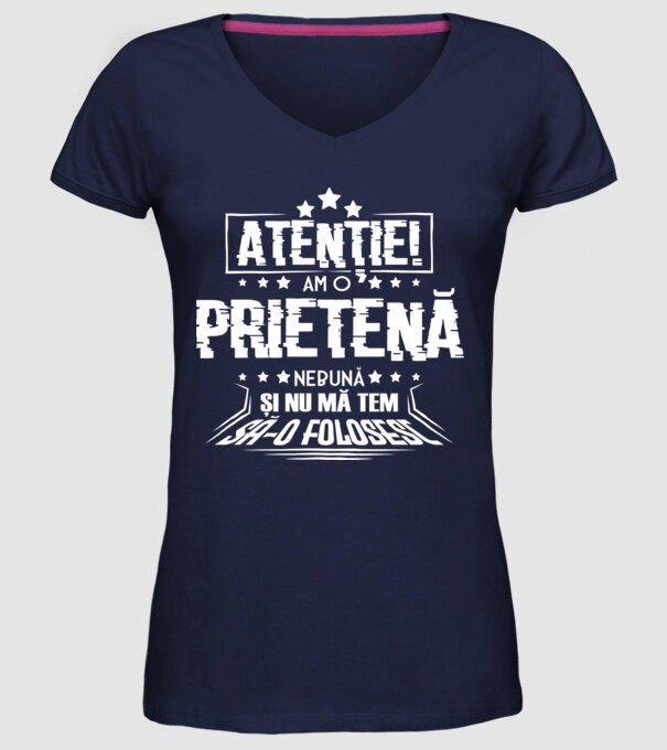 Atenție! Am o prietenă nebună și nu mă tem s-o folosesc. model albastru închis pe tricou