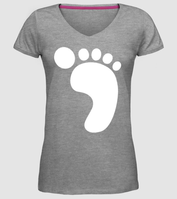 Picior model gri pe tricou