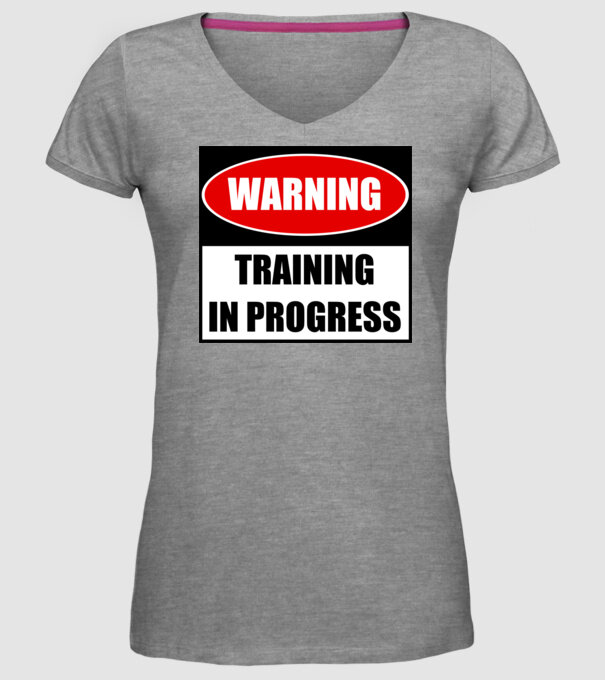 Warning Training In Progress model gri pe tricou
