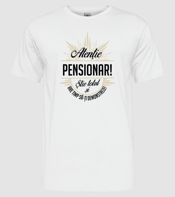 Atenție pensionar! Știe totul și are timp să-ți demonstreze! model alb pe tricou