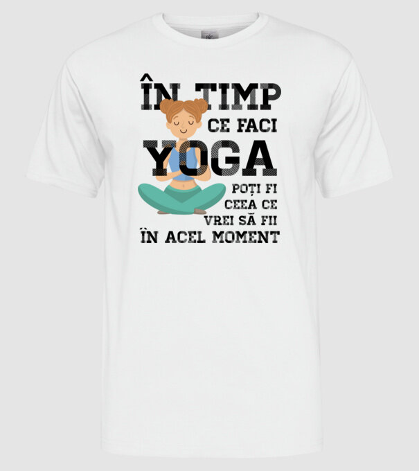 în timp ce faci yoga poți fi ceea ce vrei să fii - în acel moment model alb pe tricou