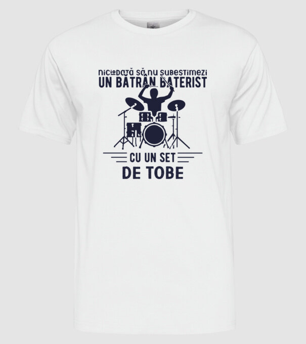 niciodată să nu subestimezi un bătrân baterist cu un set de tobe model alb pe tricou