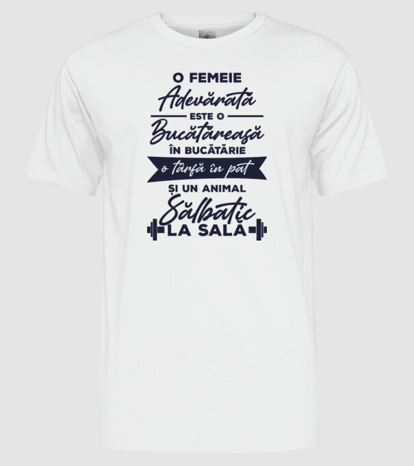 o femeie adevărată este o bucătăreasă în bucătărie, o târfă în pat și un animal sălbatic la sală model alb pe tricou