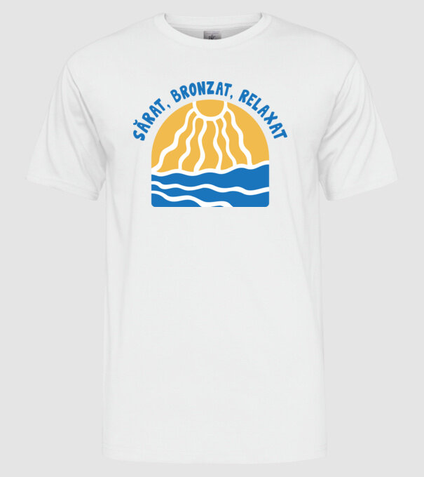 Sărat, bronzat, relaxat model alb pe tricou