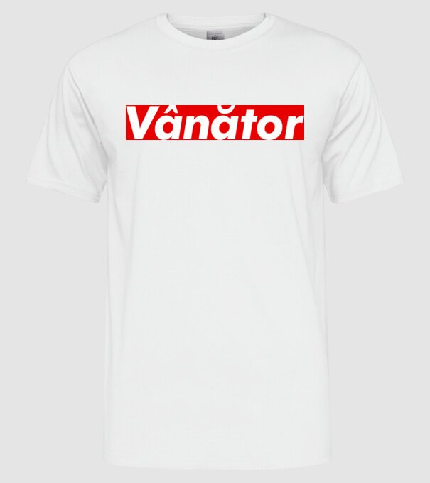 vânător model alb pe tricou