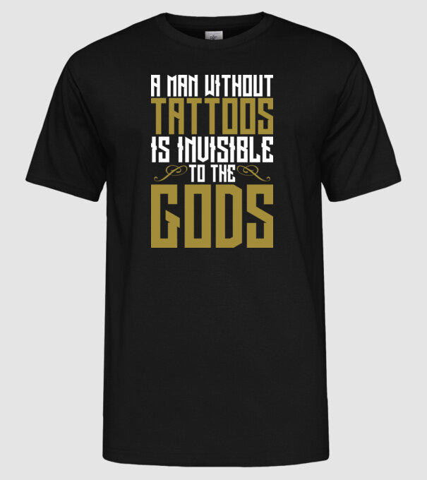 A man without tattoos is invisible to the gods model negru pe tricou