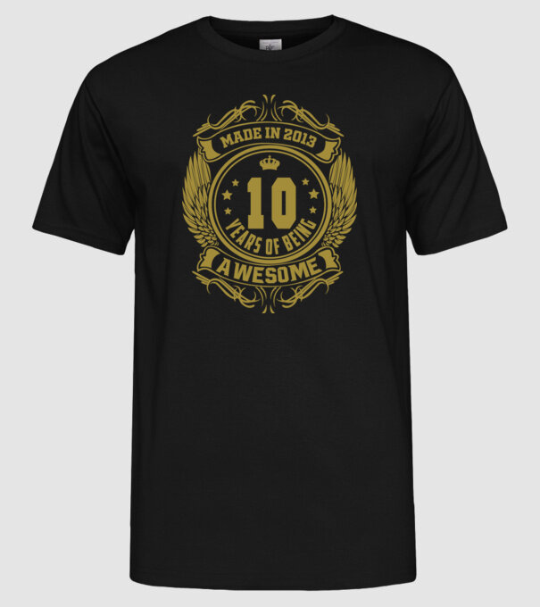 10 years of being awesome winged model negru pe tricou