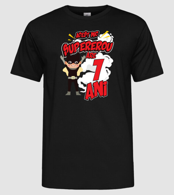 Acest mic supererou are 1 an model negru pe tricou