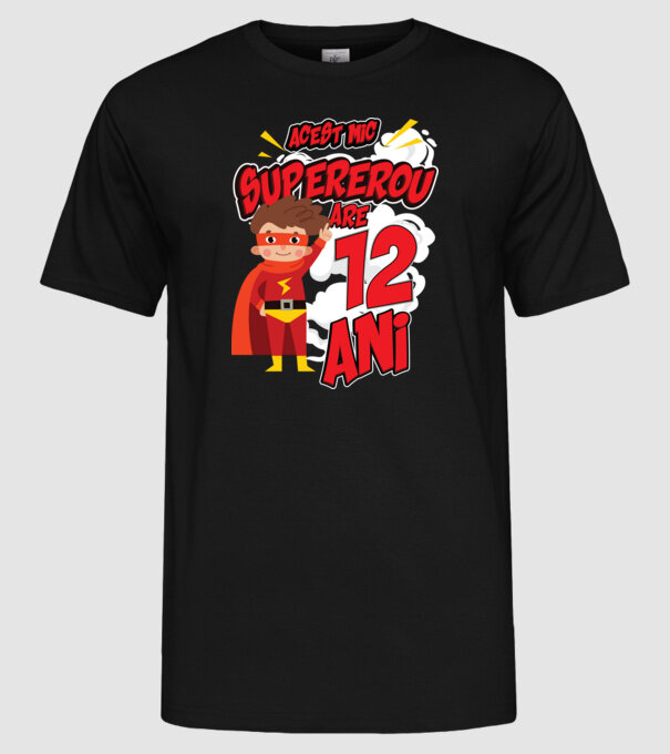 Acest mic supererou are 12 ani model negru pe tricou