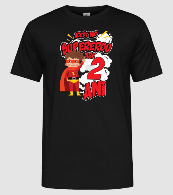 Acest mic supererou are 2 ani model negru pe tricou