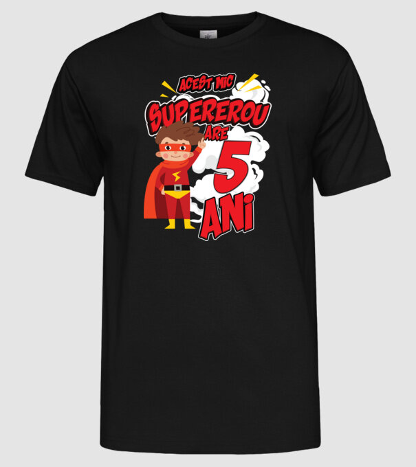 Acest mic supererou are 5 ani model negru pe tricou