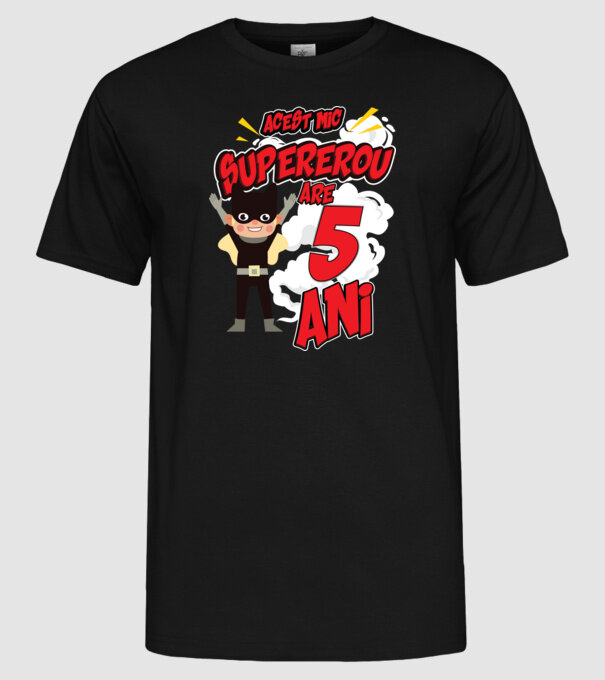 Acest mic supererou are 5 ani model negru pe tricou