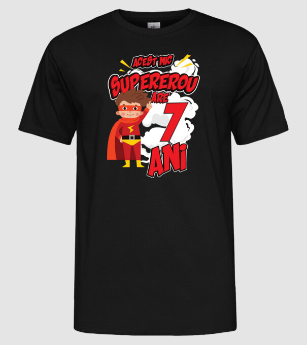Acest mic supererou are 7 ani model negru pe tricou