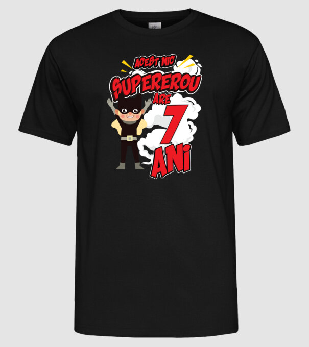 Acest mic supererou are 7 ani model negru pe tricou