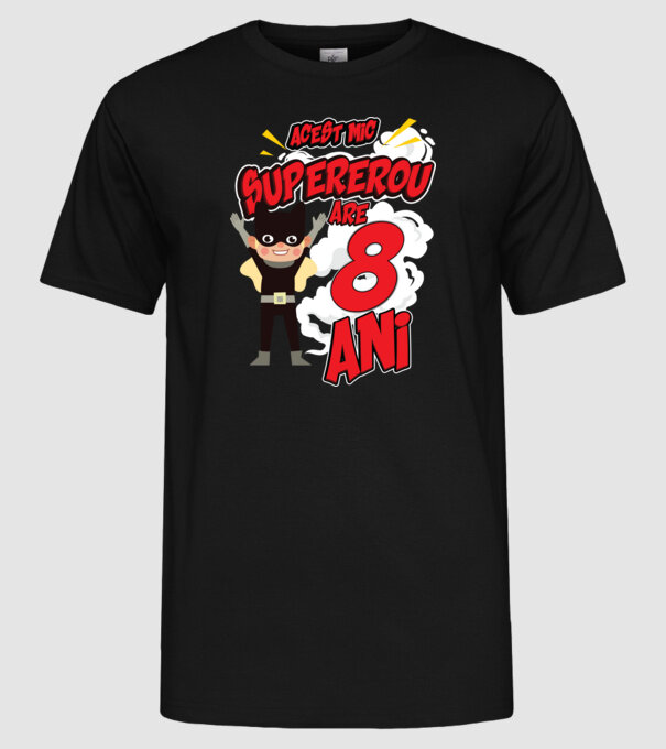 Acest mic supererou are 8 ani model negru pe tricou