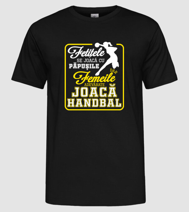 fetițele se joacă cu păpușile, dar femeile adevărate joacă handbal model negru pe tricou