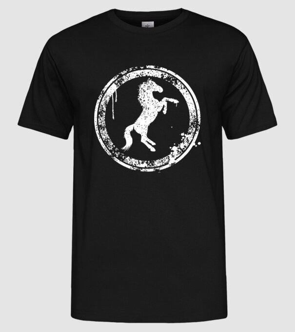 horse badge model negru pe tricou