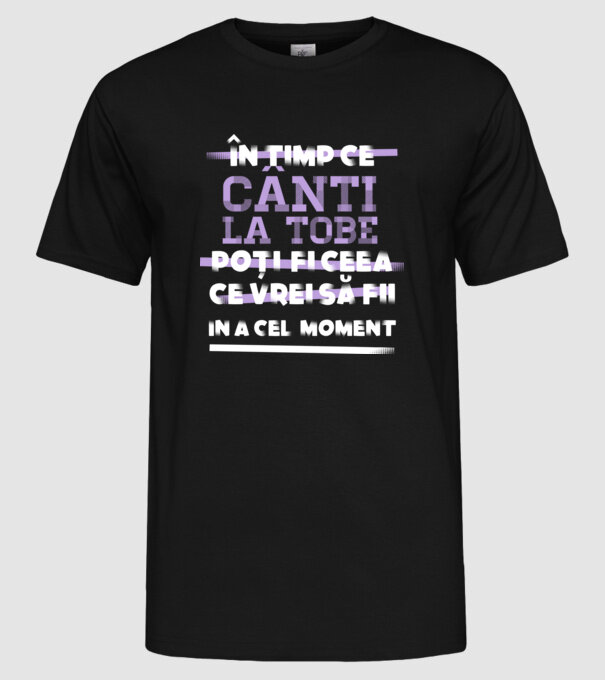 în timp ce cânți la tobe poți fi ceea ce vrei să fii - în acel moment model negru pe tricou