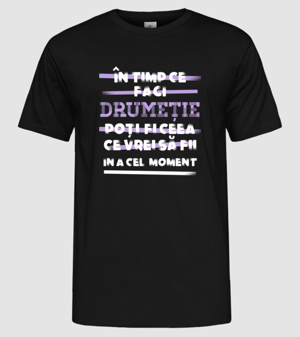 în timp ce faci drumeție poți fi ceea ce vrei să fii - în acel moment model negru pe tricou