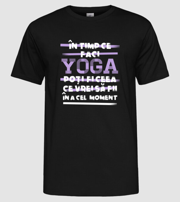 în timp ce faci yoga poți fi ceea ce vrei să fii - în acel moment model negru pe tricou