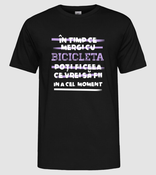 în timp ce mergi cu bicicleta poți fi ceea ce vrei să fii - în acel moment model negru pe tricou