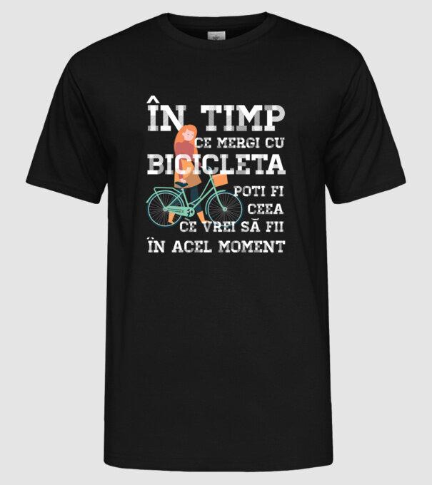 în timp ce mergi cu bicicleta poți fi ceea ce vrei să fii - în acel moment model negru pe tricou