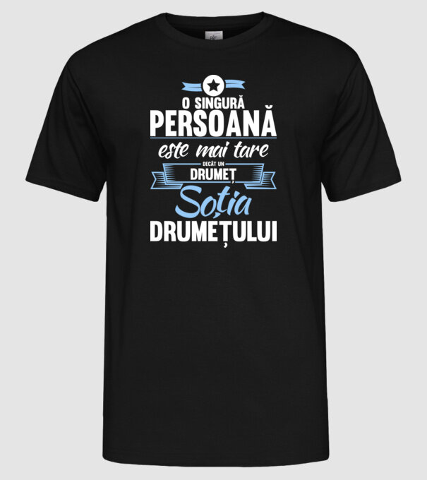 numai o persoană este mai tare decât un amator de drumeții, soția amatorului de drumeții model negru pe tricou