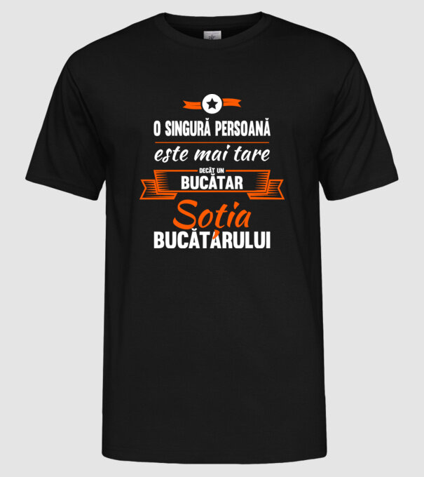 O singură persoană este mai tare decât un bucătar, soția bucătarului model negru pe tricou
