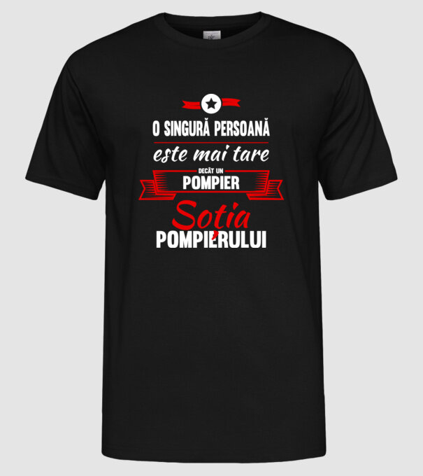 O singură persoană este mai tare decât un pompier, soția pompierului model negru pe tricou