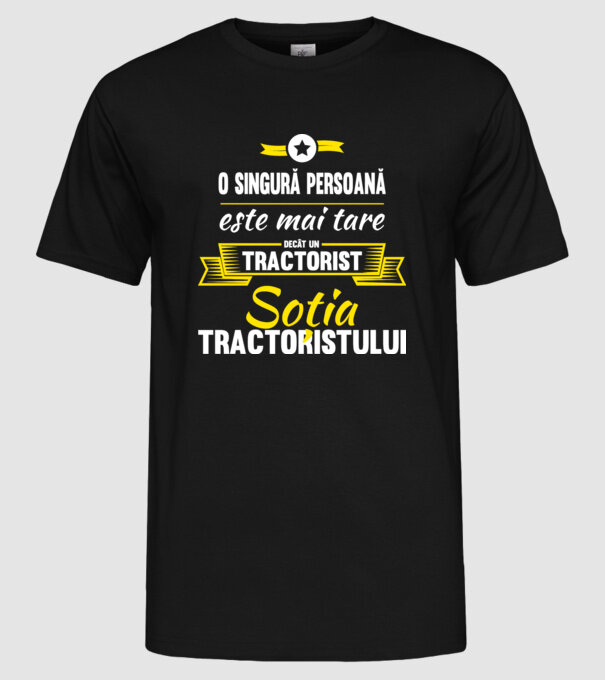 O singură persoană este mai tare decât un tractorist, soția tractoristului model negru pe tricou