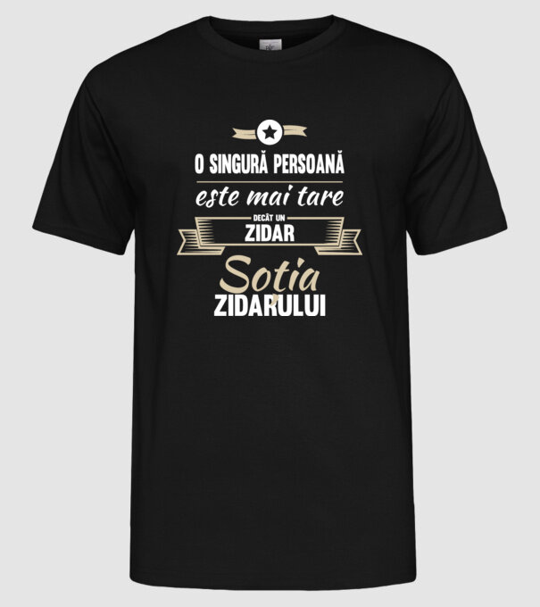 O singură persoană este mai tare decât un zidar, soția zidarului model negru pe tricou